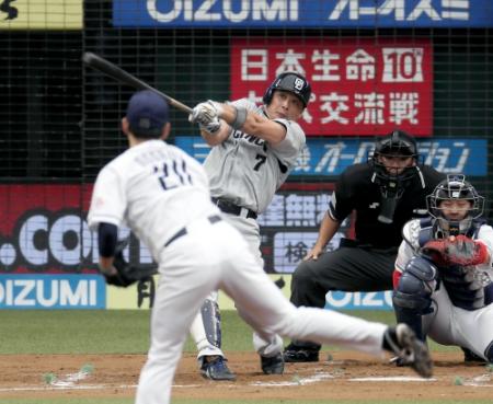 　２回、右越えに５号ソロを放つ中日・森野