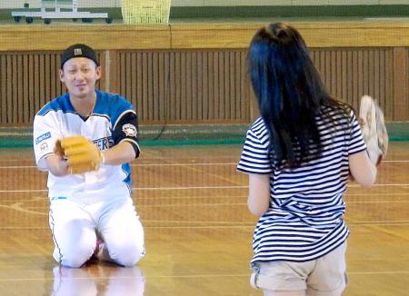 　学校訪問で小学生とキャッチボールをする中田