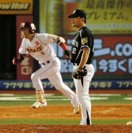 ９回楽天２死一、二塁、楽天・牧田にサヨナラ安打を打たれた阪神・呉昇桓＝コボスタ宮城（撮影・棚橋慶太）