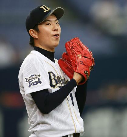 　３回、二塁手平野恵のファインプレーでピンチを切り抜け、笑顔を見せるオリックス先発の松葉＝京セラドーム