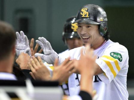 　６回、代打明石の二塁打で生還したソフトバンク・松田＝ヤフオクドーム