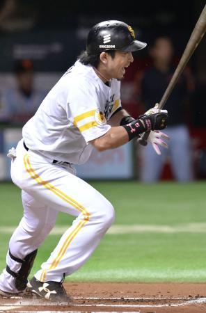 　６回ソフトバンク１死一、三塁、松田が左前に勝ち越し打を放つ＝ヤフオクドーム