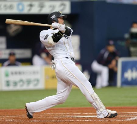 ３回、右越え本塁打を放つＴ-岡田（撮影・持木克友）