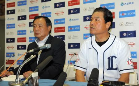 　試合後、会見し休養を発表する伊原監督（右）。左は居郷球団社長（撮影・冨永豊）