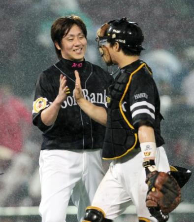 ３年ぶりの完投勝利を挙げ、鶴岡（右）とタッチを交わす帆足