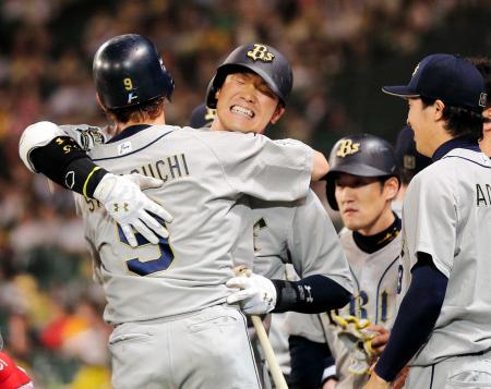 　８回、逆転３ランを放ち、ベンチ前で坂口（左）と抱き合って喜ぶＴ‐岡田（撮影・田中太一）