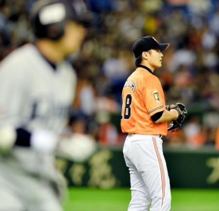 　３回、栗山に右越えソロを浴びる杉内（撮影・園田高夫）