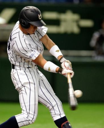 ９回龍谷大１死二塁、左前に勝ち越し適時打を放つ龍谷大の代打・森大地＝東京ドーム（撮影・開出　牧）