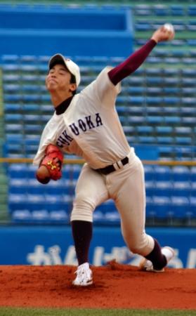 仙台大戦で先発し、力投する福岡大・唐仁原＝神宮