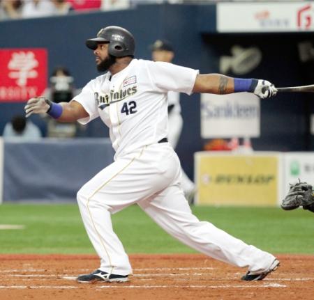 ３回、ペーニャは中越えソロを放つ＝（撮影・飯室逸平）