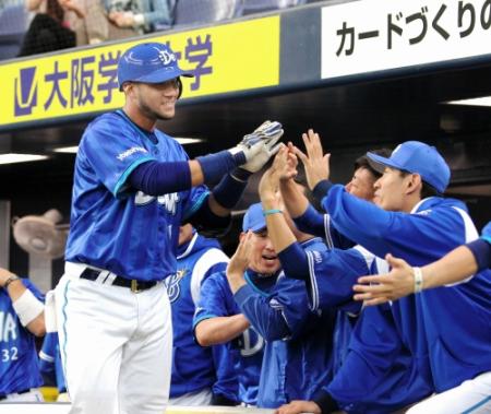 ８回、来日初アーチを放ったＤｅＮＡ・グリエルは笑顔でナインとハイタッチ＝京セラドーム（撮影・飯室逸平）