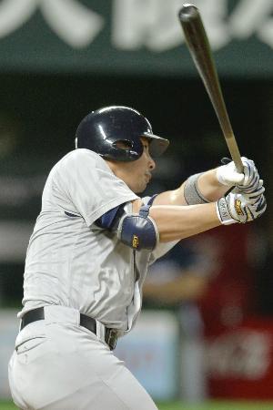 　７回中日２死満塁、森野が中越えに逆転の３点二塁打を放つ＝ヤフオクドーム