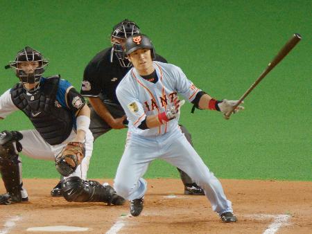 　１０回巨人２死一、三塁、片岡が左前に勝ち越し打を放つ。捕手大野＝札幌ドーム