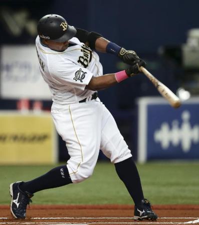 　１回オリックス１死二塁、ヘルマンが右中間に先制の二塁打を放つ＝京セラドーム