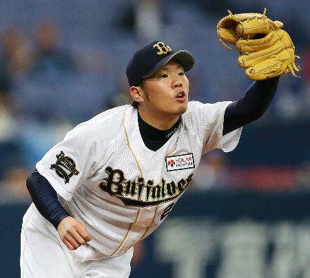 　５回ＤｅＮＡ２死、代打金城の打球に飛びつくオリックス・西＝京セラドーム