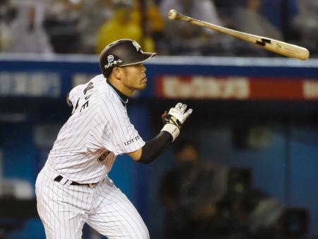 　７回ロッテ２死満塁、今江が右中間に走者一掃の三塁打を放つ＝ＱＶＣ