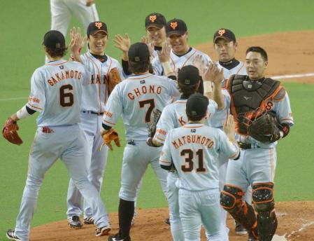 　日本ハムに勝利し喜ぶ片岡（左から２人目）ら巨人ナイン＝札幌ドーム