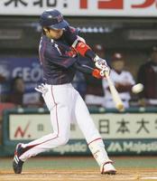 　１回ヤクルト無死、山田が左中間に先頭打者本塁打を放つ＝コボスタ宮城