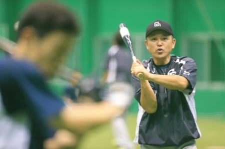 　身振りを交え松井雅（左）に打撃指導する谷繁兼任監督