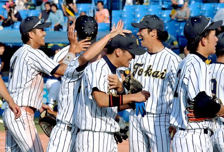 　逆転勝ちで決勝進出を果たし、歓喜する田中（左端）ら東海大ナイン（撮影・田村亮介）