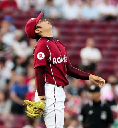 四球を連発し、天を仰ぐ松井裕（撮影・出月俊成）