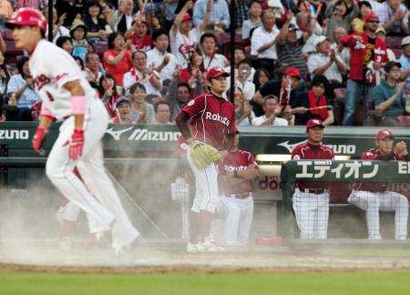 ３回、先制点を奪われ、ぼう然の松井裕（中央）と佐藤監督代行（右から２人目）