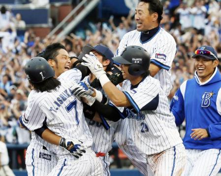 　10回、逆転サヨナラ２点三塁打を放ちナインに祝福されるＤｅＮＡ・嶺井（左端奥）＝横浜