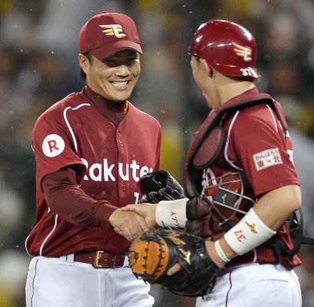 　完封で８勝目を挙げ、嶋（右）と笑顔で握手する楽天・則本＝甲子園