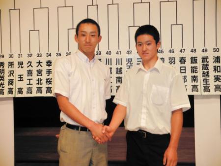 埼玉大会の組み合わせ抽選会に出席した浦和学院・小島（左）は、市川越のエース・上條と健闘を誓い合い握手＝さいたま市内