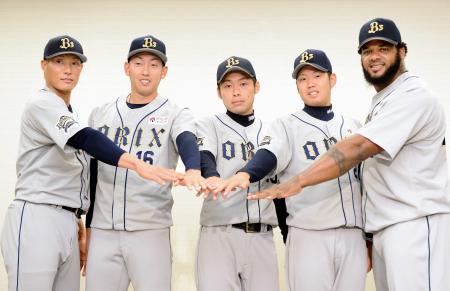 　ファン投票でオールスター出場を決め健闘を誓う（左から）糸井、平野佳、佐藤達、西、ペーニャ