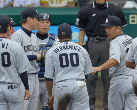 　マウンドに集まるナインに喝を入れる谷繁兼任監督（右）＝甲子園球場