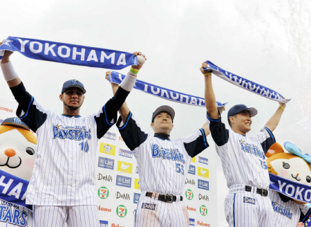 　広島に勝利しお立ち台でポーズを決める（左から）グリエル、後藤、筒香（撮影・会津智海）