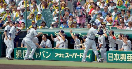 　１回、左中間に３ランを放ったルナ（中央右）らを迎えるナイン