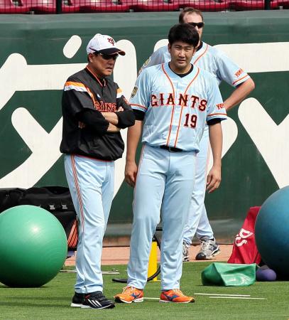 練習中、原監督（左）と話し込む巨人・菅野（撮影・出月俊成）