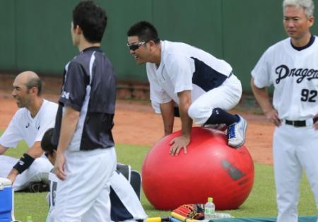 練習で明るい表情を見せる中日・谷繁兼任監督＝石川県立野球場