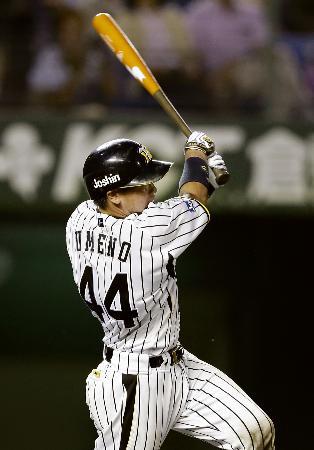 　４回阪神無死、梅野が左中間に２打席連続本塁打となるソロを放つ＝倉敷