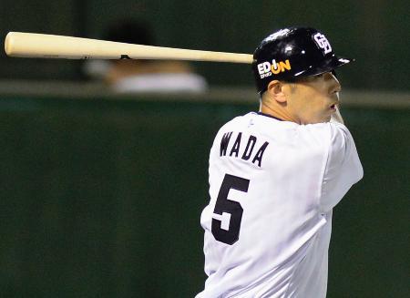 　６回中日無死一塁、和田が右越えに勝ち越し２ランを放つ＝金沢