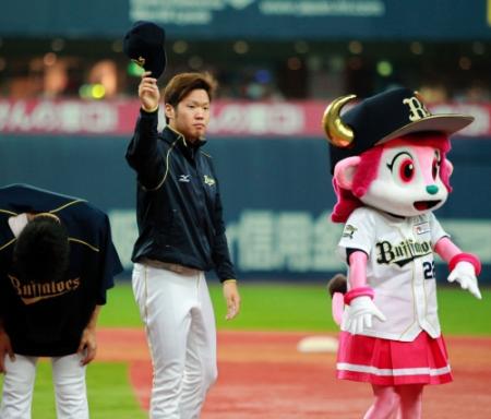 １０勝目を挙げ、声援に応えるオリックス・西　勇輝＝京セラドーム（撮影・金田祐二）