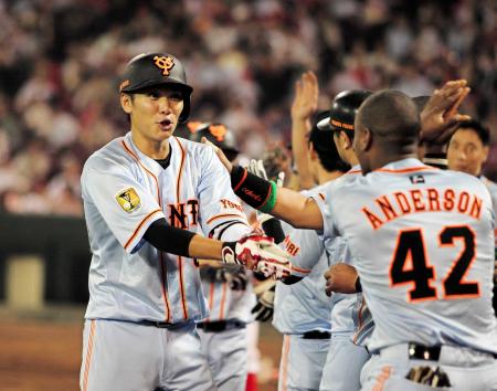 　８回、逆転３ランを放ち、アンダーソン（右）と一緒にパフォーマンスをする坂本（撮影・北村雅宏）