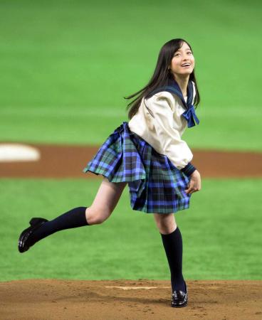 　始球式を務めた橋本環奈