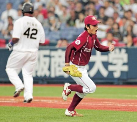 ５回、、ペーニャ（奥）を二ゴロに仕留めた松井祐は雄叫びをあげながらベンチに戻る（撮影・坂部計介）