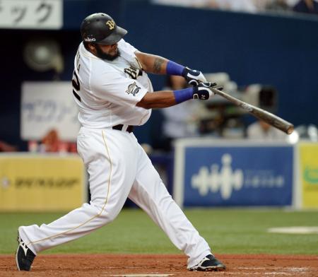 　５回オリックス２死二塁、ペーニャが中越えに２ランを放つ＝京セラドーム