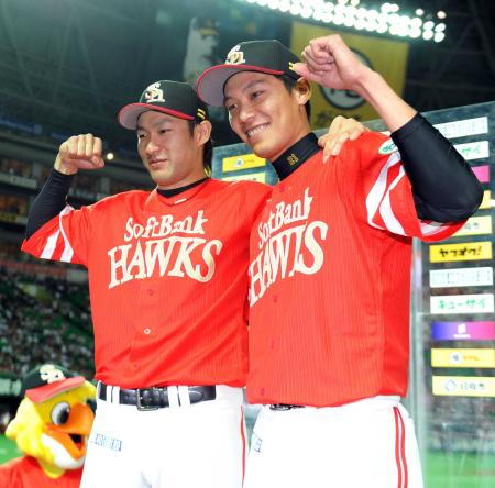 　お立ち台でポーズをとる柳田（左）と岩崎（撮影・金田達依）