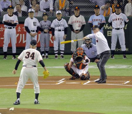 　巨人-中日戦の試合前に行われた“１打席対決”で、金田正一氏の投球を左手１本でバットに当てる長嶋茂雄氏＝４日、東京ドーム