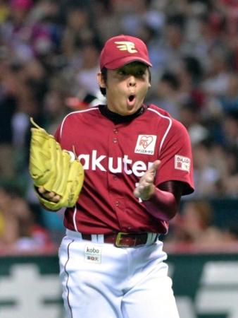 　７回、今宮の打球を好捕した中堅手・聖沢に驚く松井裕