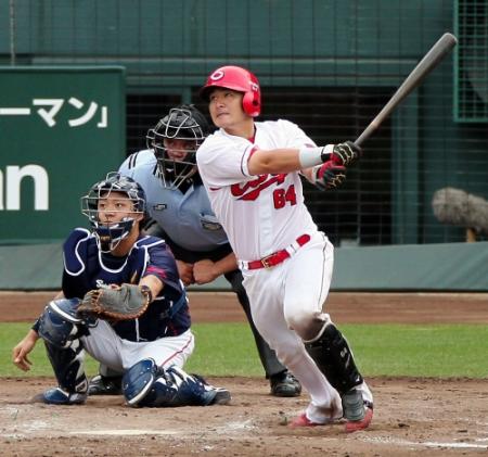 ８回広島２死一塁、広島・会沢　翼は右越えに同点２ランを放つ＝マツダスタジアム（撮影・出月俊成）