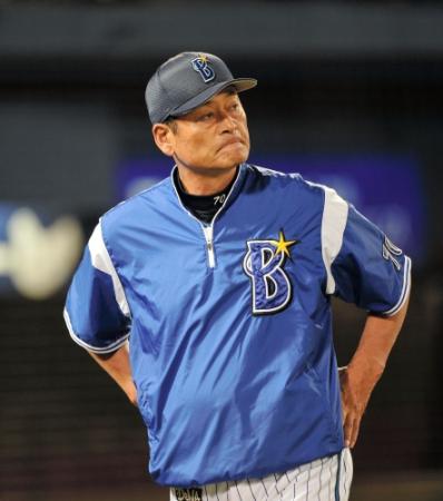 厳しい表情でスコアボードを見つめるＤｅＮＡ・中畑清監督＝横浜スタジアム（撮影・園田高夫）