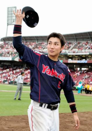 　決勝打を放ったヤクルト・川端はファンの声援に応える（撮影・北村雅宏）