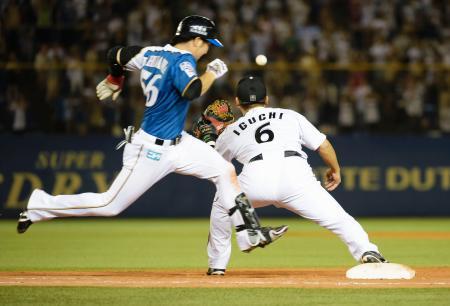 　１１回日本ハム２死三塁、市川（左）の遊ゴロが遊撃手の失策を誘い一塁セーフ、決勝点が入る。一塁手井口＝ＱＶＣ