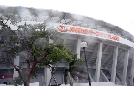 　台風８号の接近で暴風雨となった沖縄セルラースタジアム周辺（撮影・中西祥子）
